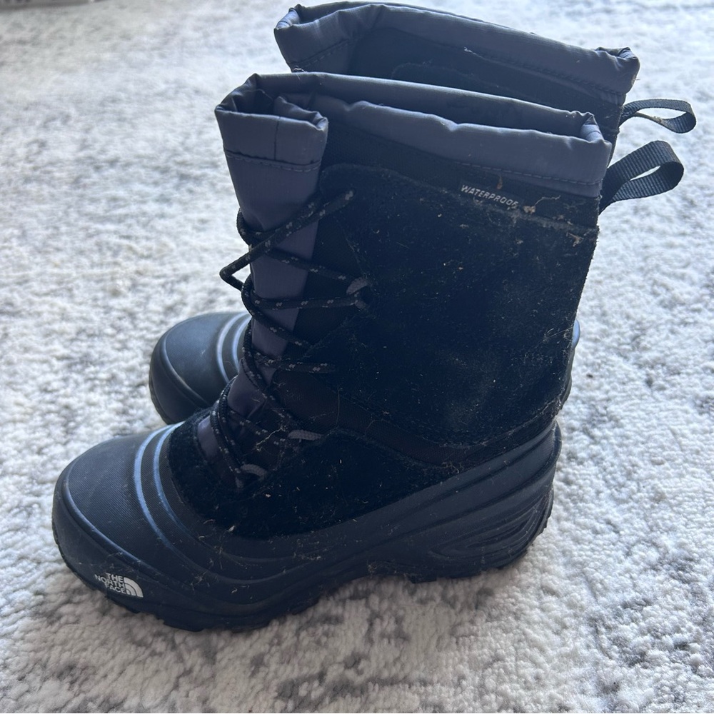 The North Face Youth Alpenglow V Waterproof Boots in black. Size 3